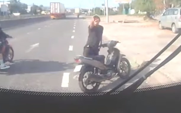 Tài xế xe buýt bị nhóm thanh niên vây đánh gần khu vực Cảnh sát Giao thông ở Khánh Hòa. Ảnh: Hữu Long
