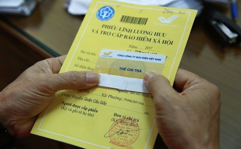 Pension and social insurance benefits receipt from the people. Photo: Hai Nguyen