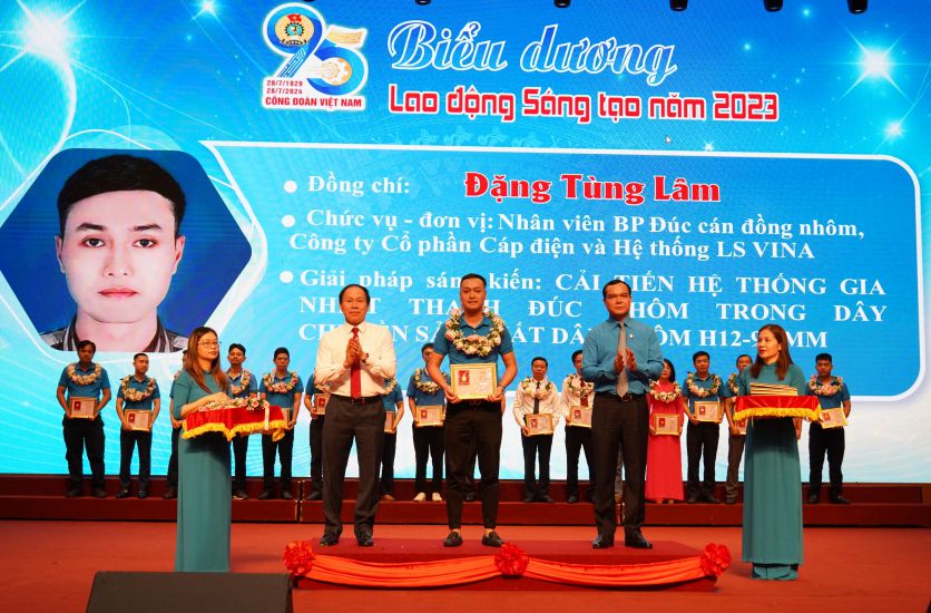 Engineer Dang Tung Lam received the Creative Labor Certificate from the Vietnam General Confederation of Labor for the first time. Photo: Mai Dung