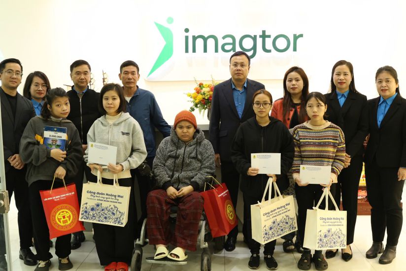 Mr. Pham Quang Thanh - Member of the Presidium of the Vietnam General Confederation of Labor (rear, fourth from right), Chairman of the Hanoi City Confederation of Labor - visited and presented gifts to support female workers in special difficulties on the occasion of International Women's Day 8.3. Photo: Ngoc Anh
