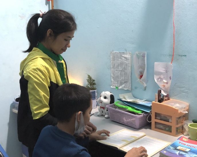 Ms. Nguyen Thi Hong was happy to hear that tuition fees will be exempted for public students nationwide from September 2025. Photo: Bao Han