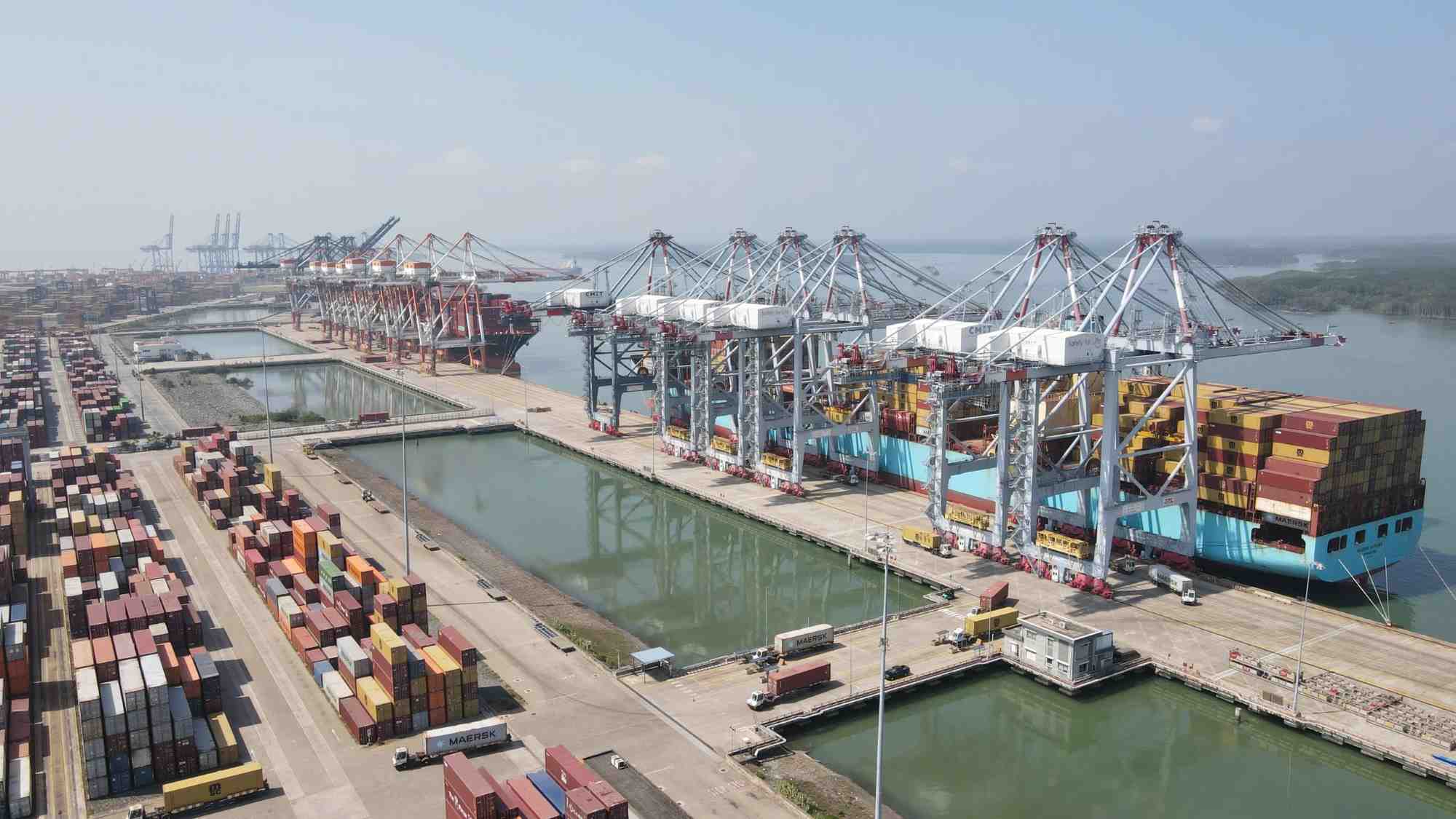 Ships loaded in and out of line at Cai Mep - Thi Vai Port (Phu My City, Ba Ria - Vung Tau). Photo: Khanh Nam