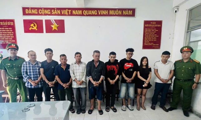 The subjects carrying the coffin in front of Ben Thanh market (District 1) were arrested. Photo: Provided by the police