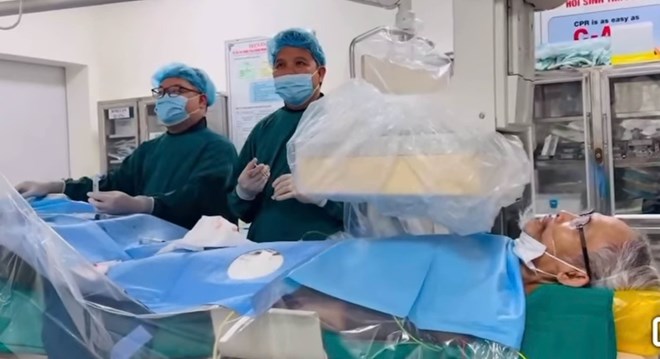 A man with cancer in Quang Binh asked to sing on the operating table. Photo: Cut from clip