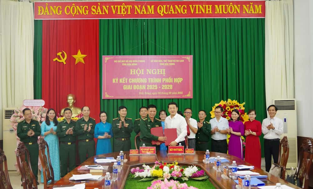 The two units signed a coordination program for the period 2025 - 2028, to improve the culture and life of border residents. Photo: Phan Tuan