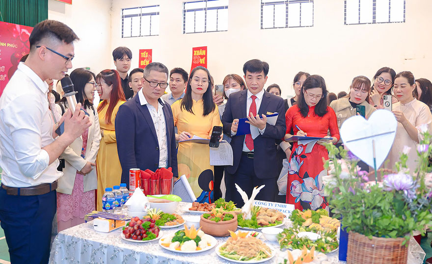 Ban Giam khao cham diem cho cac doi tham gia hoi thi. Anh: Tra Huong 