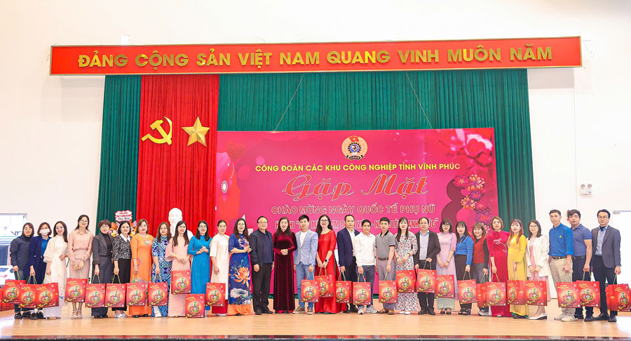 Lanh dao Cong doan Cac khu cong nghiep tinh va dai dien cac don vi dong hanh trao qua tri an tang Chu tich Cong doan va Truong Ban Nu cong cac Cong doan co so truc thuoc. Anh: Tra Huong 