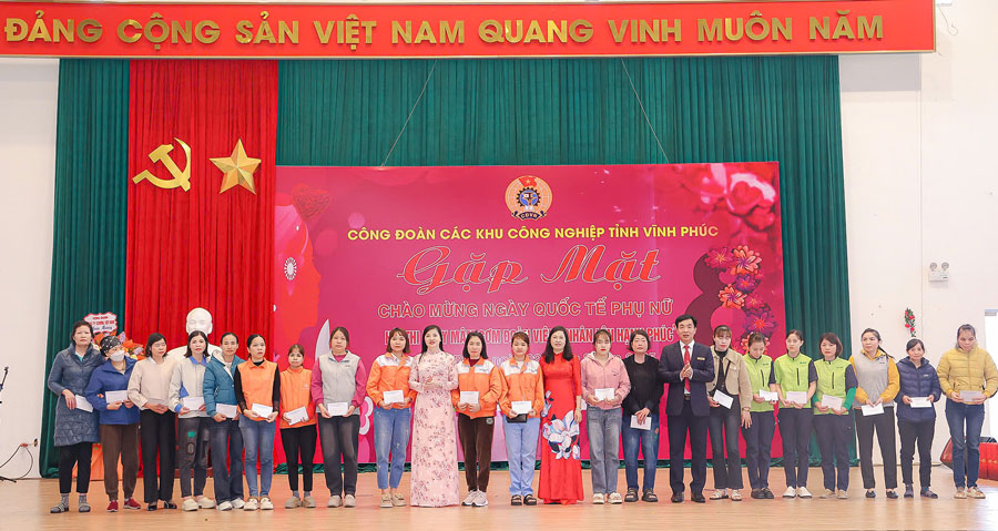 Trao qua tang nu cong nhan, lao dong co hoan canh kho khan. Anh: Tra Huong 