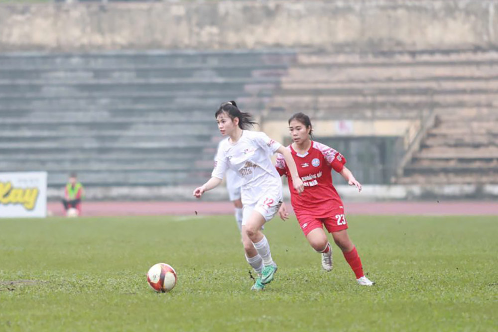 Phong Phu Ha Nam (white shirt) won a big 7-0 victory in the 8th round of the 2025 National U19 Women's Championship. Photo: VFF