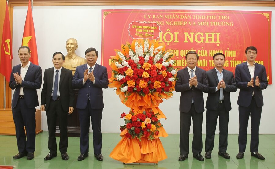 Vice Chairman of the Provincial People's Committee Phan Trong Tan (3rd, from right) presented flowers to congratulate the Department of Agriculture and Environment. Photo: Phu Tho Provincial Electronic Information Office.