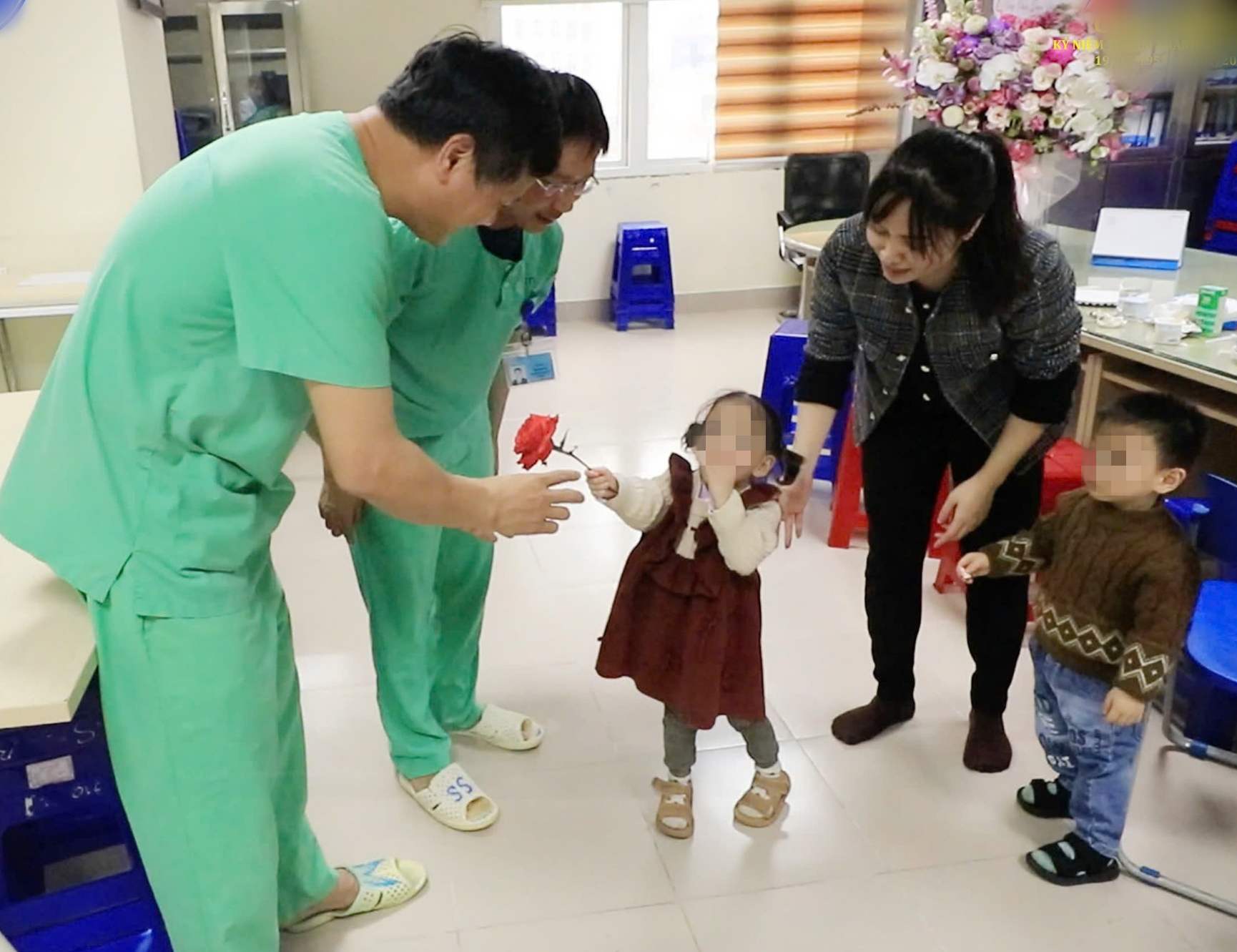 Two twins weighing 500 grams gave flowers to congratulate the doctor. Photo: BVCC