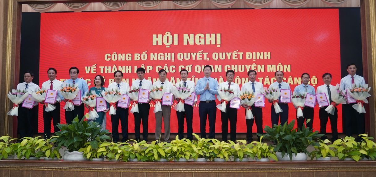 Cac dong chi Pho Giam doc cac so va Pho Chanh Van phong UBND tinh nhan quyet dinh dieu dong, bo nhiem cua Chu tich UBND tinh. Anh: Kim Sa