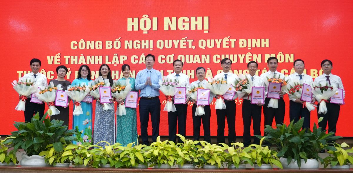Ong Huynh Minh Tuan - Uy vien Ban Thuong vu Tinh uy, Pho Chu tich UBND tinh (thu 6 tu trai sang) trao Quyet dinh va tang hoa chuc mung cac dong chi duoc dieu dong, bo nhiem Pho Giam doc cac so, Pho Chanh Van phong UBND tinh. Anh: Kim Sa