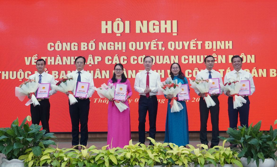 Ong Tran Tri Quang - Quyen Chu tich UBND tinh, Quyen Bi thu Dang uy UBND tinh (thu 4 tu trai sang) trao Quyet dinh dieu dong, bo nhiem thu truong cac don vi (tu trai sang): Chanh Van phong UBND tinh; So Xay dung;  So Khoa hoc va Cong nghe; So Tai chinh; So Noi vu, So Nong nghiep va Moi truong. Anh: Kim Sa