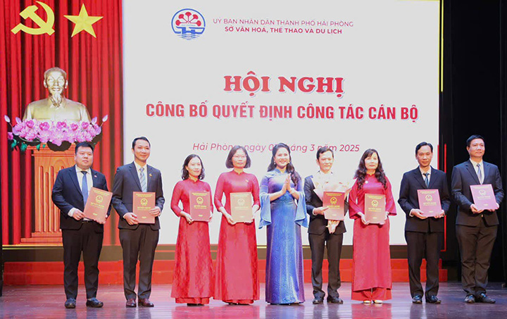 Director of the Department of Culture, Sports and Tourism of Hai Phong Tran Thi Hoang Mai presented the decision to the leaders of the Department's Office. Photo: Mai Chi