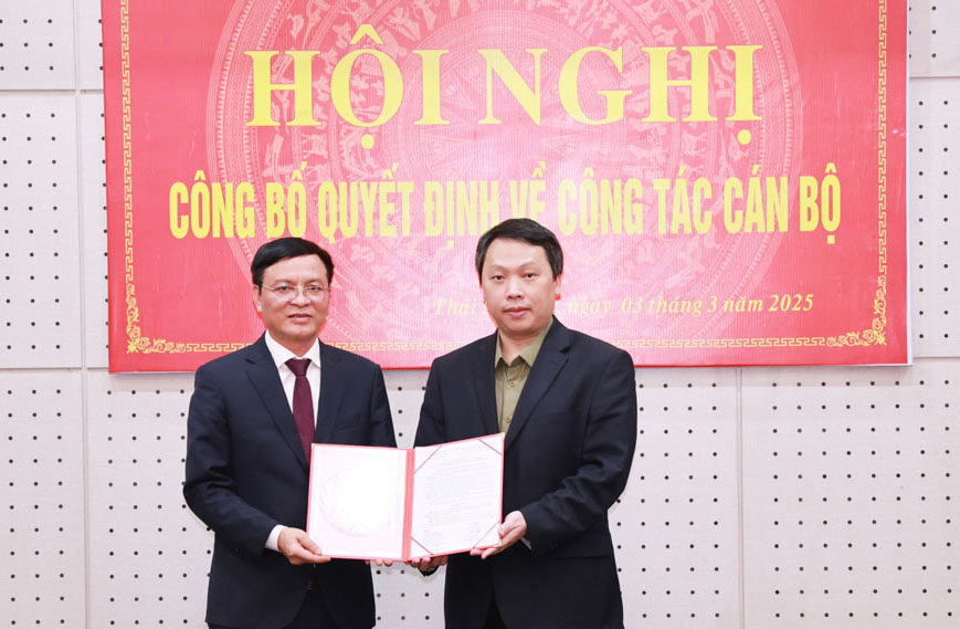 Mr. Ha Van Duong (left) was appointed to the position of Head of the Management Board of Industrial Parks of Thai Nguyen province. Photo: Hang Nga.