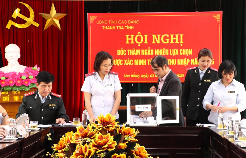 The units conducted a random draw to select people whose assets and income were verified. Photo: Bao Binh
