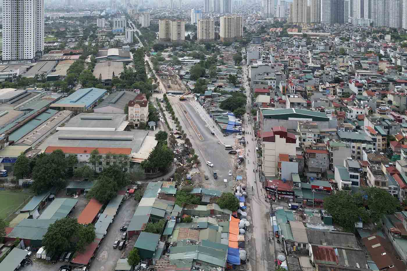 Trong anh la nut giao duong Linh Nam va Vanh dai 2,5 dang duoc xay dung. Anh: Huu Chanh