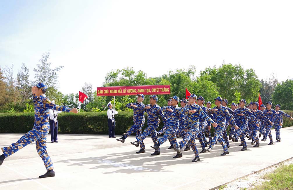 Don vi ra quan huan luyen voi khi the hung trang. Anh: Phan Thuc Ngo