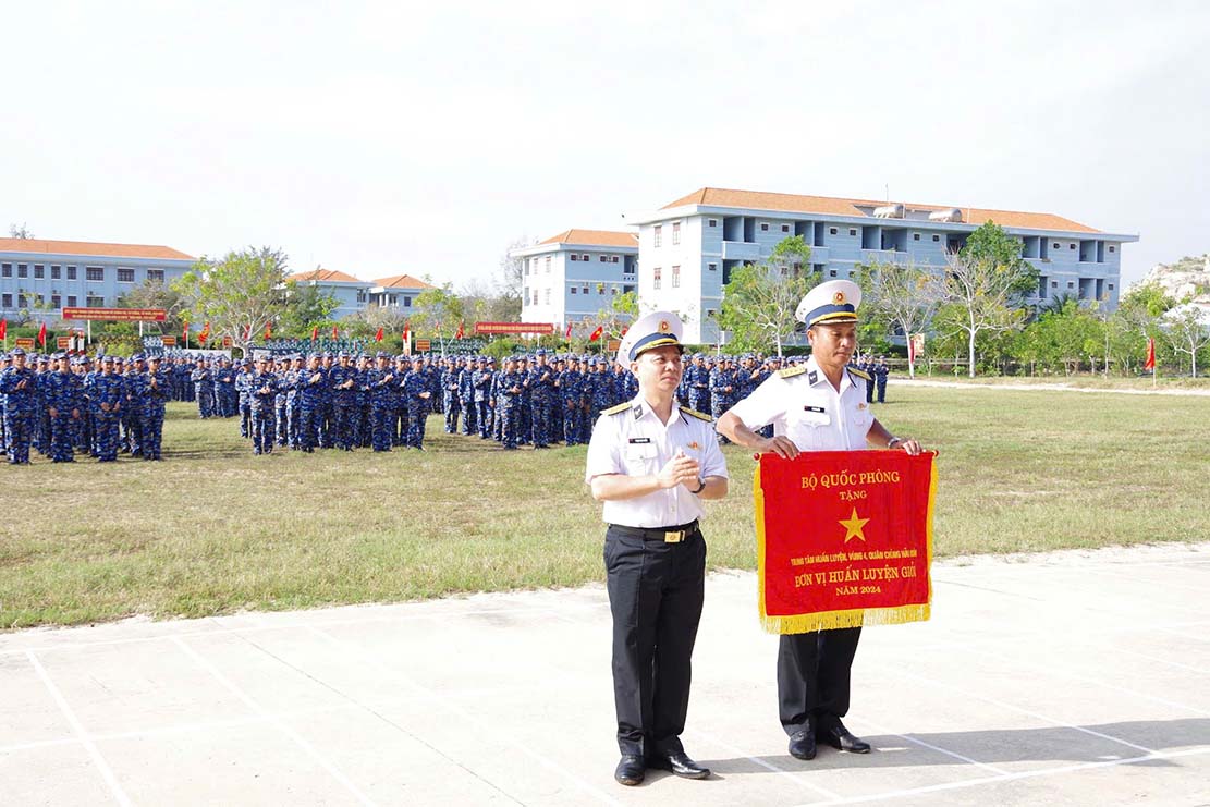 Don vi don nhan Co thi dua cua Bo Quoc phong tang. Anh: Phan Thuc Ngo