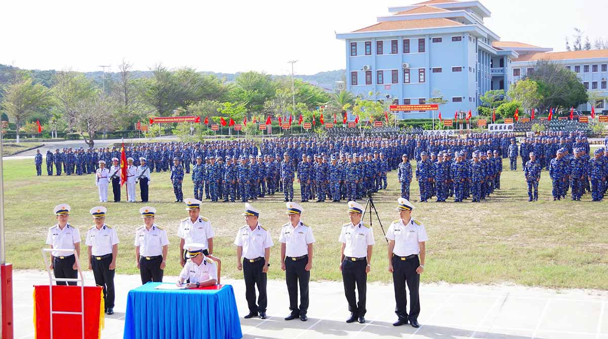 Cac don vi ki ket giao uoc thi dua. Anh: Phan Thuc Ngo
