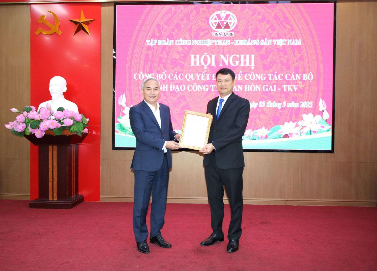 TKV General Director Vu Anh Tuan presented the decision to transfer and appoint the Director of Hon Gai Coal Company. Photo: TKV Media