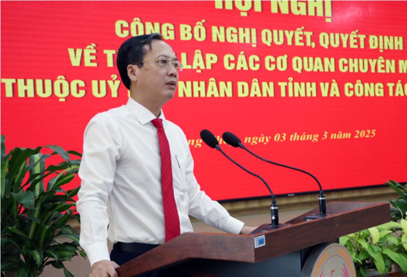 Quyen Chu tich UBND tinh Dong Thap Tran Tri Quang phat bieu ghi nhan cong suc dong gop cua 6 Giam doc, Pho Giam doc da nghi huu truoc tuoi. Anh: Kim Sa