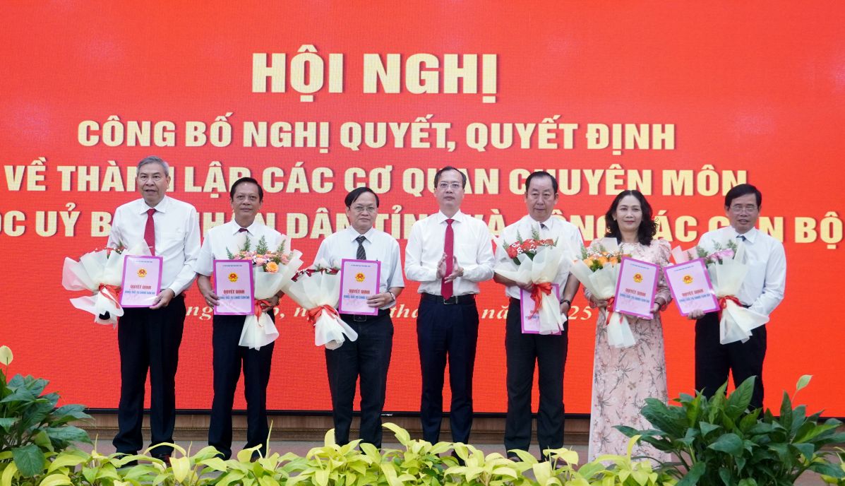 Ong Tran Tri Quang (thu 4 tu trai sang) trao quyet dinh nghi huu truoc tuoi cho 6 Giam doc, Pho Giam doc. Anh: Kim Sa 