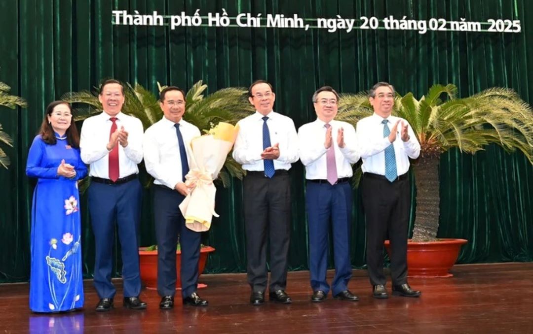 Ho Chi Minh City leaders presented flowers to congratulate Mr. Nguyen Van Duoc on his election to the position of Chairman of the Ho Chi Minh City People's Committee for the 2021-2026 term. Photo: hochiminhcity.gov.vn