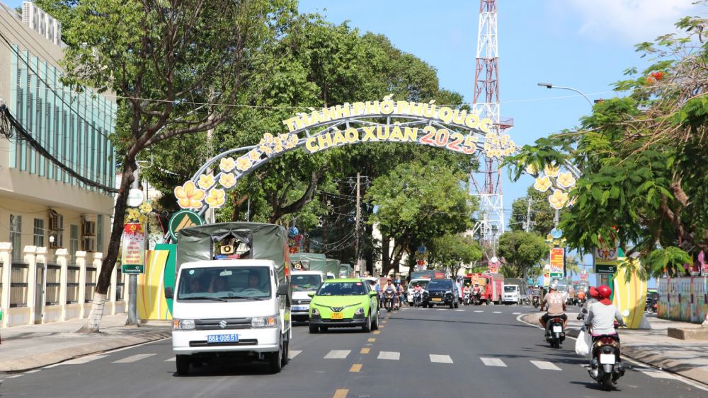 Arrange forces and means to deploy and effectively implement the work of ensuring security, order, and fighting against crimes in Phu Quoc City. Photo: Tien Dung