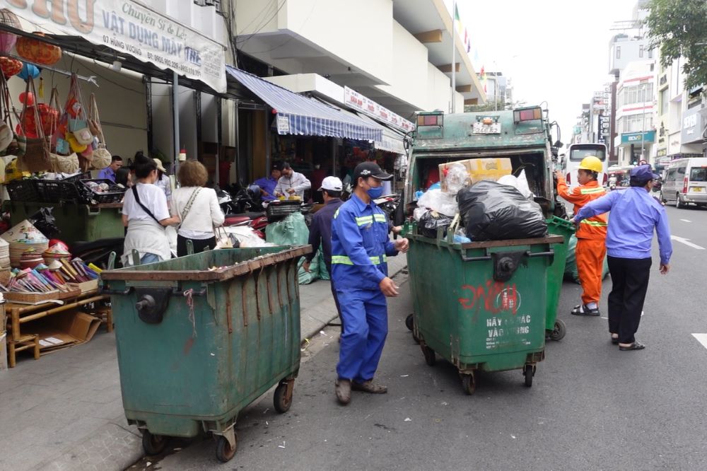 Da Nang tourist market adjusts garbage collection time, not affecting tourists. Photo: Tran Thi