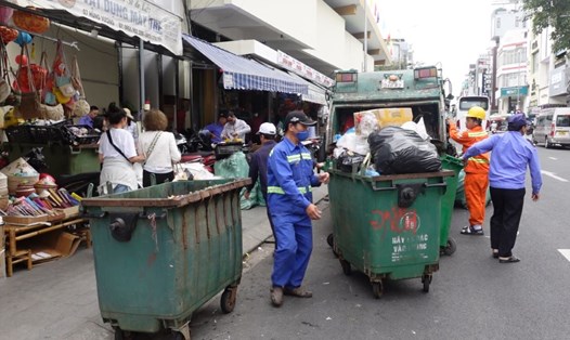 Chợ du lịch Đà Nẵng chỉnh giờ gom rác, không ảnh hưởng du khách. Ảnh: Trần Thi