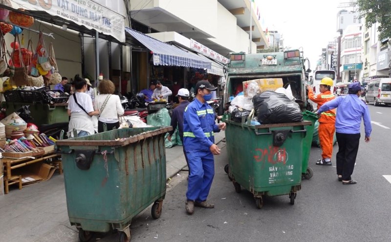 Da Nang tourist market adjusts garbage collection time, not affecting tourists. Photo: Tran Thi
