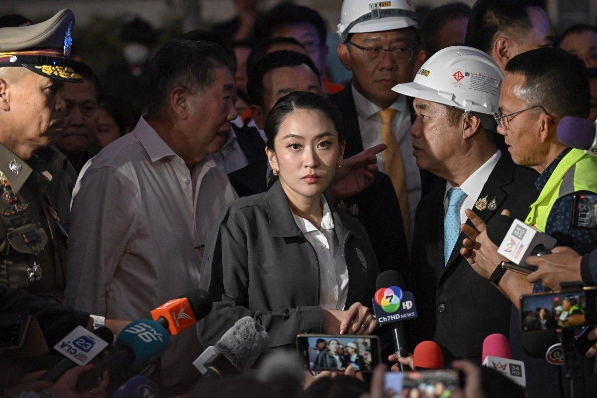 Thai Prime Minister Paetongtarn Shinawatra (middle) inspected the collapse of a building in Bangkok after the earthquake on March 28, 2025. Photo: AFP