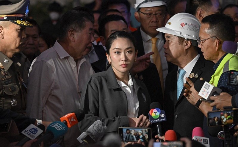 Thai Prime Minister Paetongtarn Shinawatra (middle) inspected the collapse of a building in Bangkok after the earthquake on March 28, 2025. Photo: AFP
