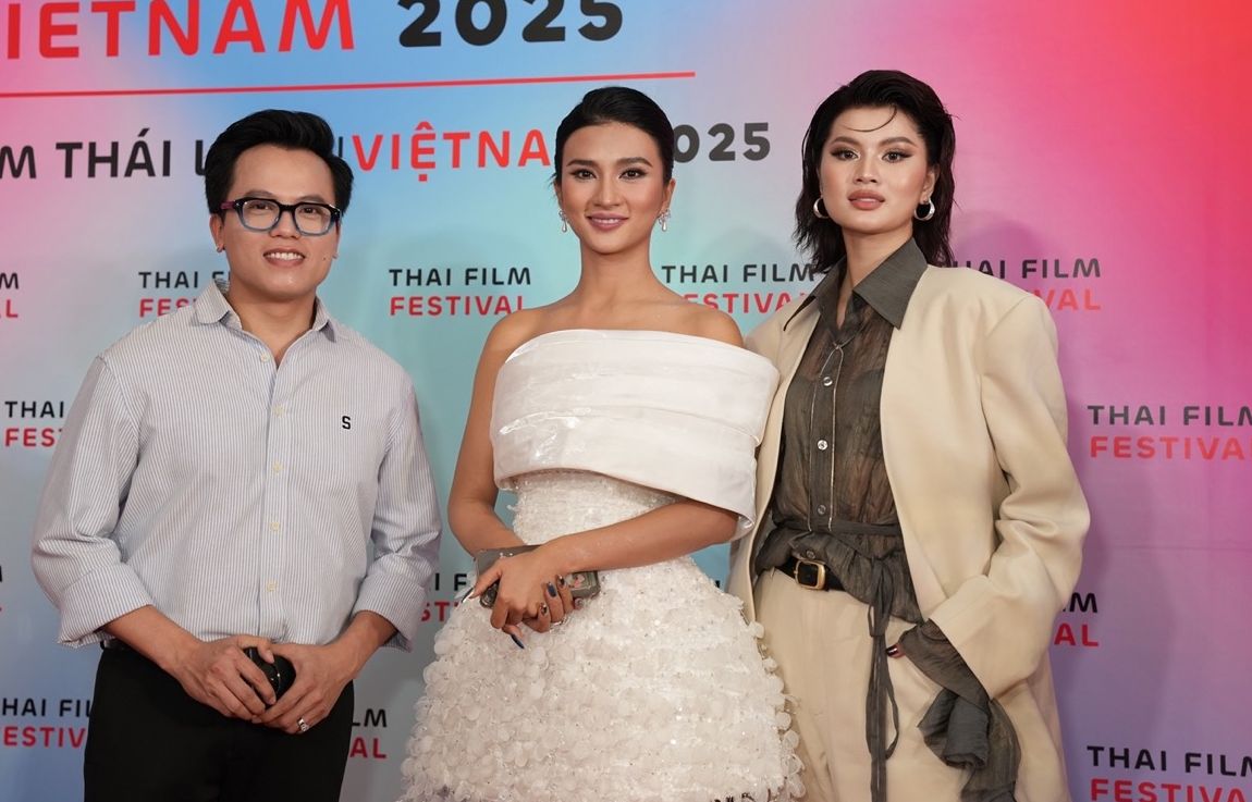 Meritorious Artist Kim Tuyen and the stars on the red carpet. Photo: Organizing Committee