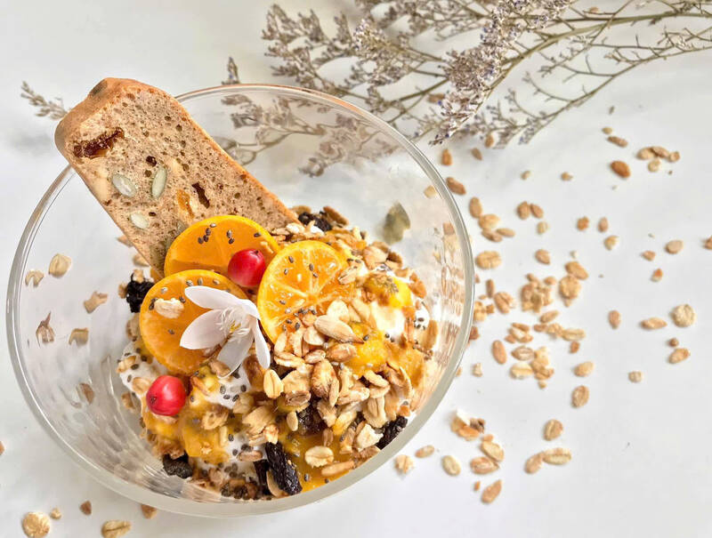 Podemos agregar avena a algunos de nuestros desayunos para ayudar a dormir mejor. Imagen de Khanh Linh