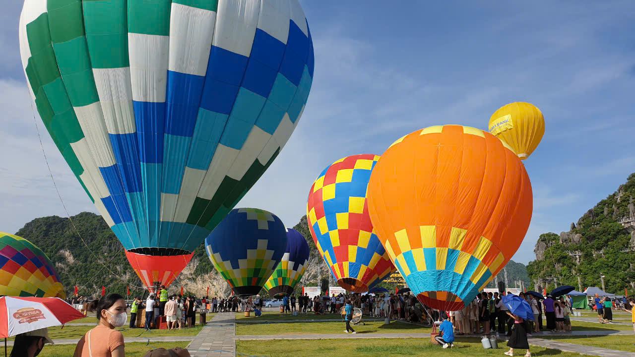 Ha Long Hot air balloon Festival 2024. Photo: Nguyen Hung