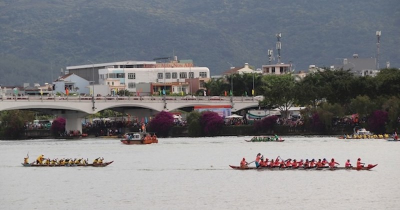 Nearly 400 athletes compete in the Da Nang Boat Race