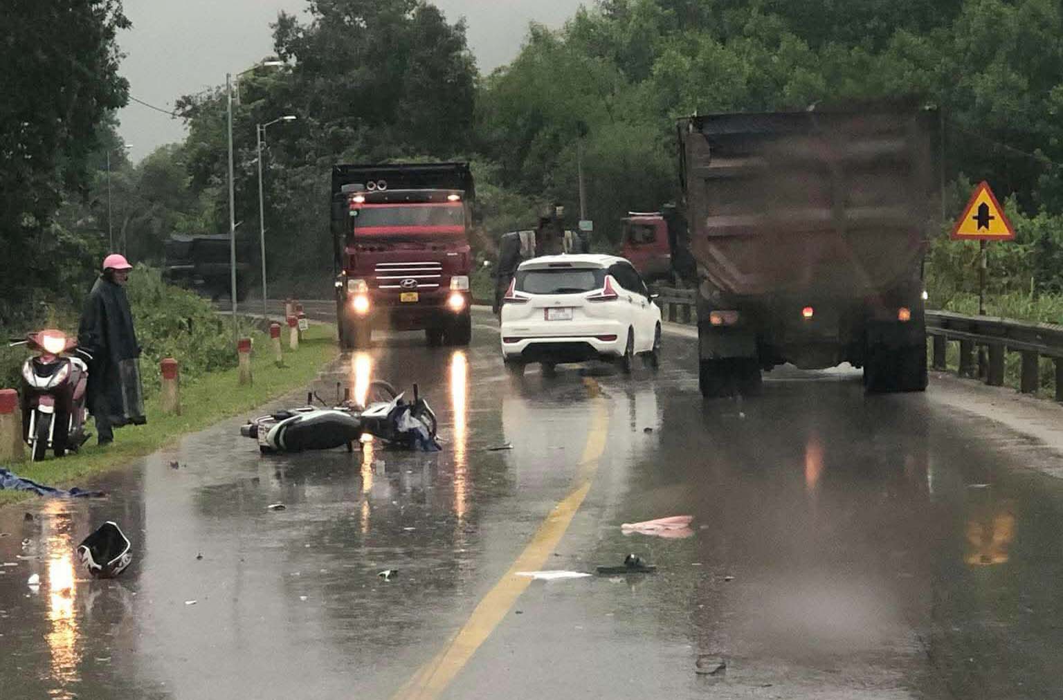 The scene of the accident injured 2 students on the motorbike. Photo: Quang Tuan.