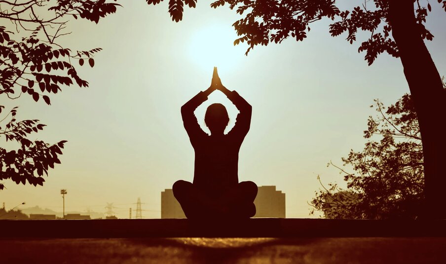 Yoga helps you start the new day with positive energy. Photo: AI