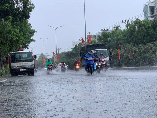 Pronostico Debido al impacto del aire frio, hoy 30.3, la region central tiene duchas dispersas, hay tormentas electricas. Foto: Nguyen Linh