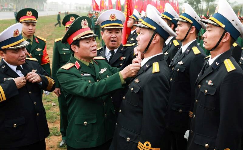 The conditions for promoting military ranks, promoting military ranks, and raising salaries ahead of schedule have been stated in Circular No. 18/2025/TT-BQP of the Ministry of National Defense. Illustrative photo: Tran Vuong