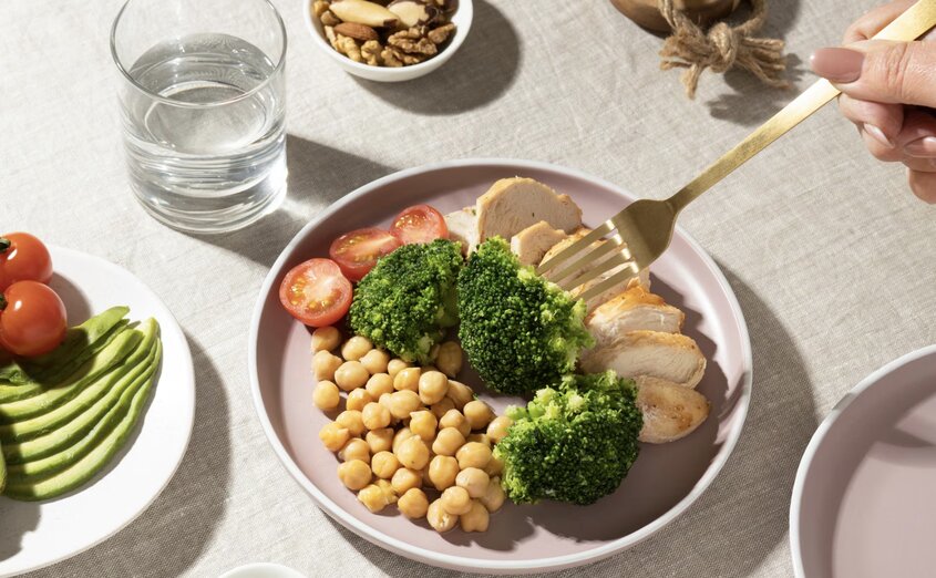 Principles of building a calorie deficit menu for weight loss. Photo: AI