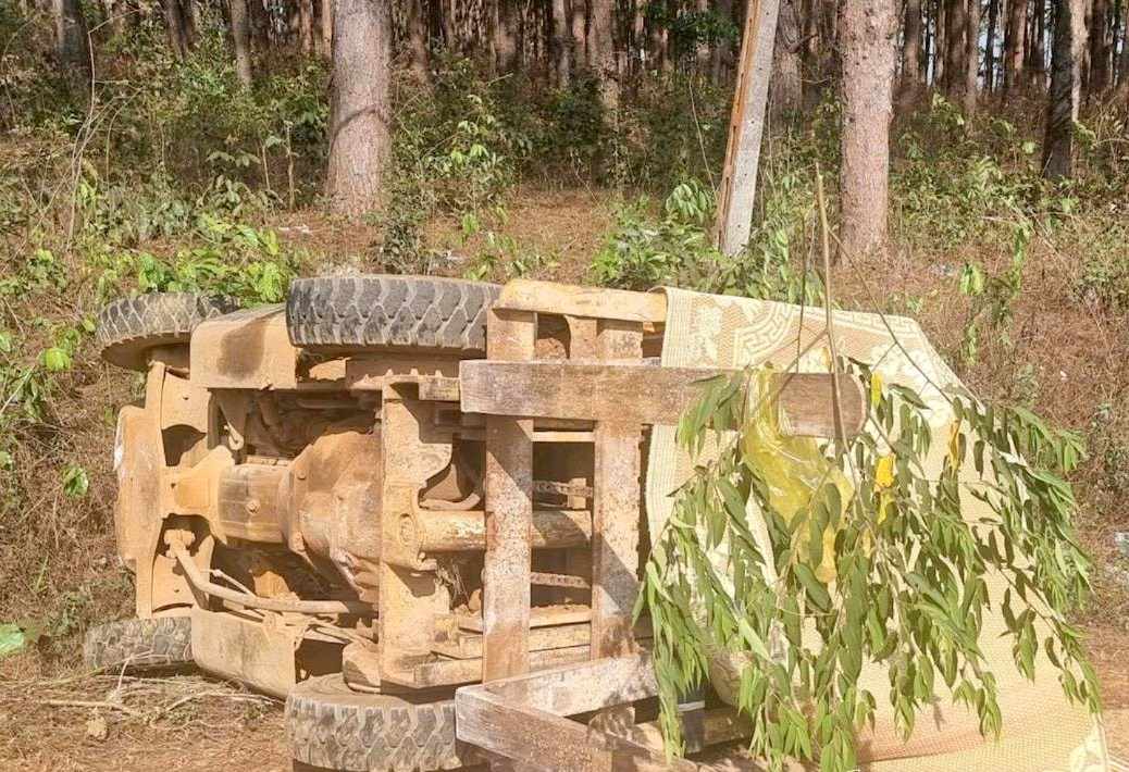 The scene of the accident where the elevator overturned and crashed on the driver, killing the victim. Photo: Quang Vu