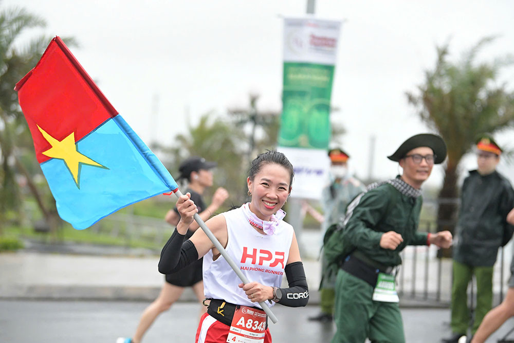 La co Mat tran Dan toc giai phong mien Nam Viet Nam xuat hien tren duong chay o vung dat Quang Tri lich su.