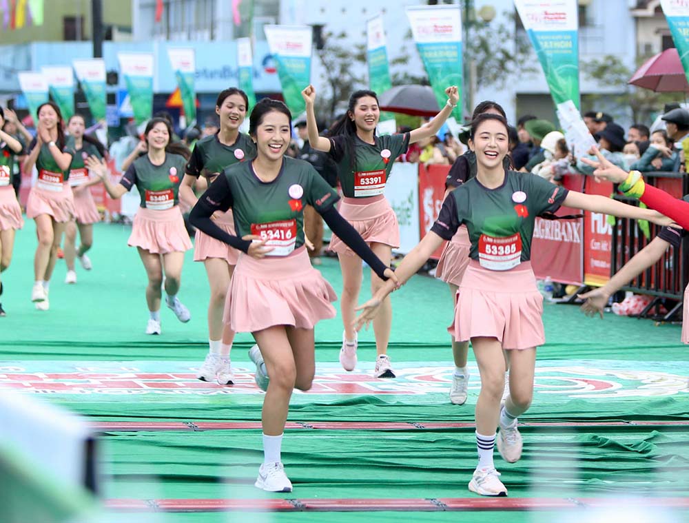Tat ca hoa chung vao bau khong khi soi dong, bien Tien Phong Marathon 2025 thanh mot ngay hoi thuc su tren manh dat Quang Tri anh hung.