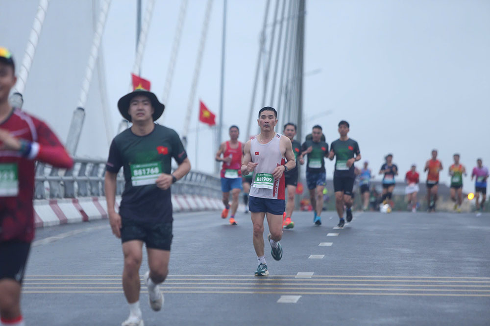 Sang 30.3, cac noi dung tranh tai giai Tien Phong Marathon 2025 da chinh thuc dien ra o tinh Quang Tri. Du phai thi dau duoi thoi tiet kha lanh nhung hau het van dong vien deu co tinh than phan khoi.