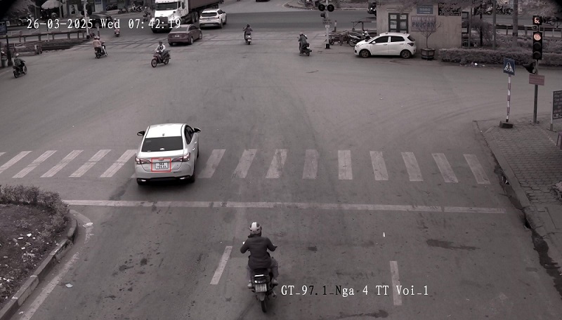 El coche que pasa la luz roja es castigado. Foto de la Policia de Baekje