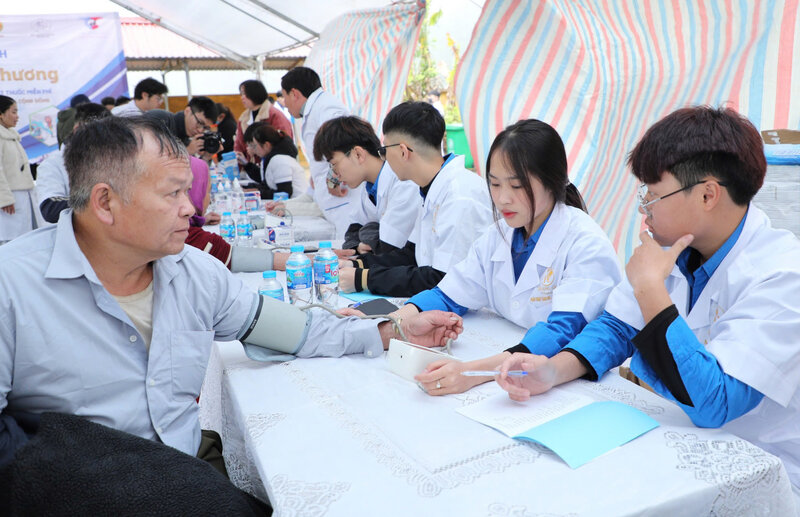 Chuong trinh da to chuc kham benh, cap thuoc mien phi va trao tang qua cho 567 ba con, nguoi dan ngheo. Anh: BTC